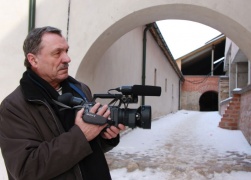 Broniaus Slavinsko nuotraukoje: apie 1969-uosius metus Bronius Slavinskas buvo pirmasis žurnalistas tuometinėje televizijoje, kuris pats ir filmavo, ir pats rašė tekstus savo siužetams Broniaus Slavinsko nuotraukoje: apie 1969-uosius metus Bronius Slavinskas buvo pirmasis žurnalistas tuometinėje televizijoje, kuris pats ir filmavo, ir pats rašė tekstus savo siužetams